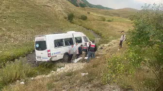 İspir'de yolcu minibüsü devrildi: 3 kişi yaralandı