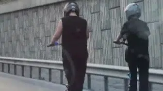 İstanbul'da tehlikeli yolculuk: İki kişi elektrikli scooterla TEM Otoyolu'nda ilerledi