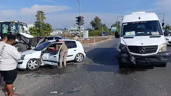 Antalya'da tur minibüsü ile otomobil çarpıştı, 2 kişi yaralandı