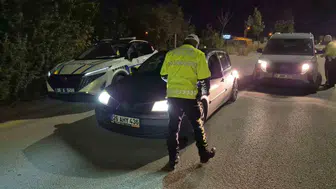 Eskişehir'de trafik denetiminde sürücü otomobili terk edip kaçtı