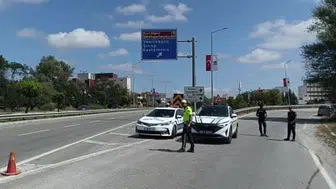 Havza'da cam yüklü tır virajda devrilince yol trafiğe kapandı