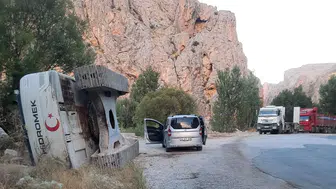 Darende'de iş makinesi devrildi, maddi hasar oluştu