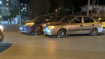 Eskişehir'de gece yarısı iki otomobil çarpıştı, 2 kişi yaralandı