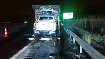 Osmaniye’de sıfır araç taşıyan tırda yangın: 4 pikap kullanılamaz hale geldi