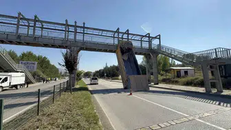 Tokat’ta damperli tır, üst geçidi hasara uğratarak devrildi