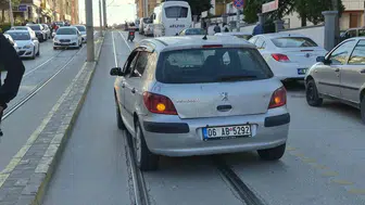 Eskişehir’de otomobilin çarptığı yaşlı kadın hastaneye kaldırıldı