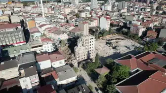Küçükçekmece'de yıkılan 6 katlı bina havadan görüntülendi