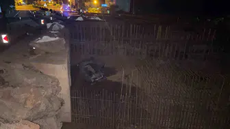 Bartın'da 5 metre yükseklikten inşaat alanına düşen otomobil, sürücüyü kaybettirdi