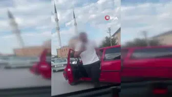 Korna çalan sürücüleri ölümle tehdit eden anlar kameraya yansıdı