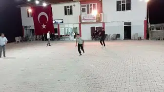 Düğünlerde akrobatik şov: Takla atan gençler geceye damga vurdu