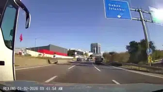 Kocaeli'de yolcu otobüsü ani şerit değiştirince kaza önlendi