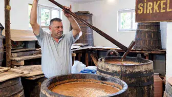Safranbolu'da geleneksel sirke üretimi yeniden başladı: 350 yıllık küplerde özenle hazırlanıyor