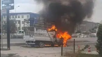 Van’da yangın çıkan kamyonet kullanılamaz hale geldi