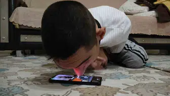 Hayata tutunan genç: Telefonunu burnuyla kullanarak engelleri aşıyor