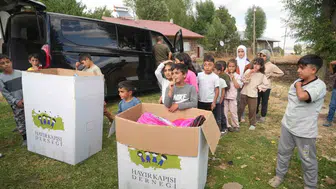 Muş'un köylerinde çocuklar için özel bir gün: Kırtasiye ve oyuncak sevinci