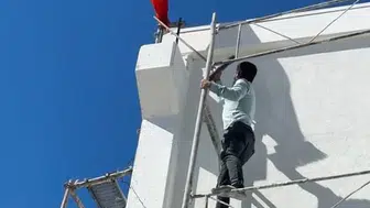 Türk bayrağına duyulan saygı: Iskeleye tırmanarak bayrağı düzeltti