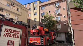 Bahçelievler'de boşaltılan bina çatısında yangın: Olay anında can kaybı yaşanmadı