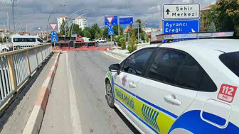 Karaman’da halat kopması sonucu tonlarca elma yola döküldü