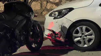 Bursa'da motosiklet park halindeki araca çarptı: 2 yaralı