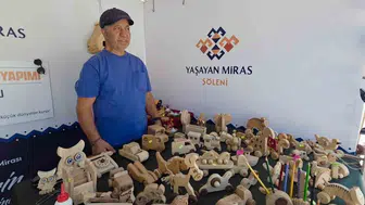 İrfan Uğurlu 25 yıllık sanatını çocuklar için ahşap oyuncaklara dönüştürüyor