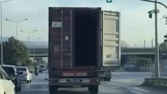 Bursa'da tırın açık kalan dorse kapağı tehlike yarattı
