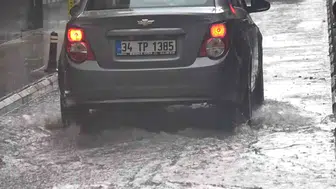 Yalova'da sağanak yağış yaşamı olumsuz etkiliyor