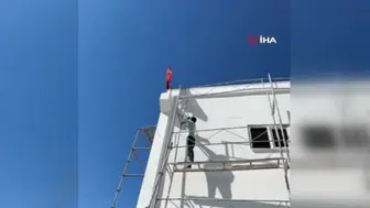 Türk bayrağının ters durmasına duyarsız kalamadı: 10 metre yükseklikteki iskeleye tırmandı