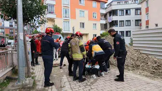 Avcılar'da yaşlı kadın, açılan rögar kapağından 4 metre düşerek yaralandı