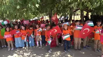 Bitlis'te çocuklar Gazze'deki akranları için uçurtmalarını gökyüzüne bıraktı