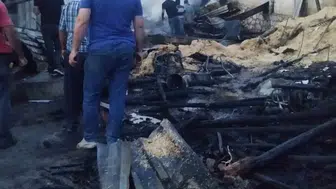 Gölhisar'da samanlık yangını yanındaki evi kullanılmaz hale getirdi