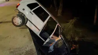 Mersin'de kaza yapan otomobil tabiat parkına asılı kaldı, 2 yaralı