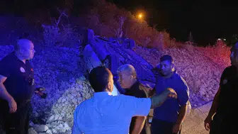 Erdemli'de ters dönen otomobilden sağ çıkan sürücü hayata tutundu
