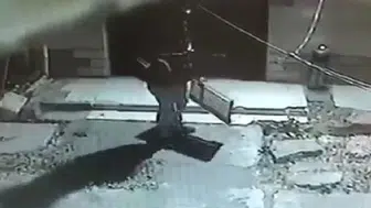 Karabük'te apartmanın demir mazgalını çalan hırsız kamerada görüntülendi