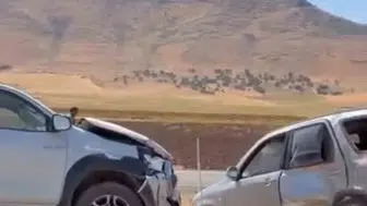 Siirt'te iki aracın karıştığı kazadan yara almadan kurtuldular