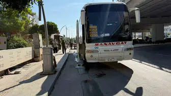 Antalya'da denetimli otobüs ile motosiklet çarpıştı, 1 yaralı