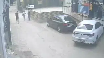 Darbedilen kadının yardımına koşan gencin bıçaklı saldırıya uğradığı anlar ortaya çıktı