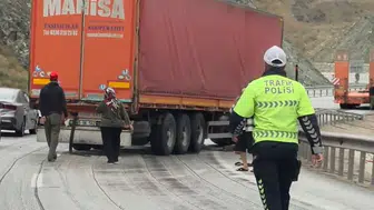 Erzincan-Sivas kara yolunda tır kazası: Çelik bariyerlere çarpan tır kontrolden çıktı