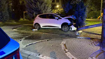 Kayseri'de direksiyon hakimiyetini kaybeden otomobil elektrik direğine çarptı