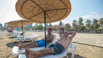 Emekliler yazın keyfini Mersin plajında çıkardı