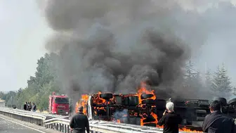 Uşak’ta alkol yüklü tır bariyere çarptı, alevler içinde kaldı