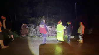 Artvin Hopa'da kamyon dere yatağına devrildi: 1 yaralı