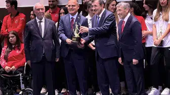 Muğla Valisi Akbıyık, spora destek veren devlet adamı ödülüne layık görüldü