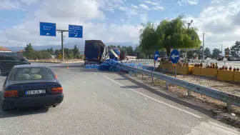 Denizli'de virajı alamayan su yüklü tır devrildi