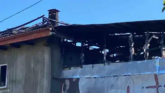 Yalvaç'ta sabah saatlerinde meydana gelen yangında iki ahşap ev zarar gördü
