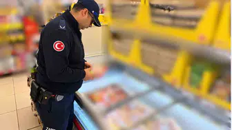 Bodrum'da market denetimlerinde son kullanma tarihi geçmiş ürünler imha edildi