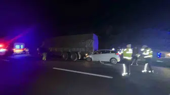 Kamyonla otomobil çarpıştı: 1 ölü, 2 yaralı