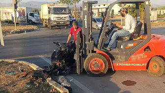 Kırmızı ışık ihlali yapan taksi motosikletle çarpıştı: 1 kişi yaralı