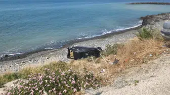 Arsuz’da uçurumdan yuvarlanan otomobilin sürücüsü yaralandı