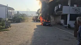 Tokat'ta park halindeki otomobil yangını balkona sıçradı