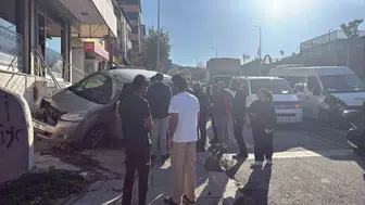 Arnavutköy'de kaza anı kameraya yansıdı: Servis aracıyla çarpıştı